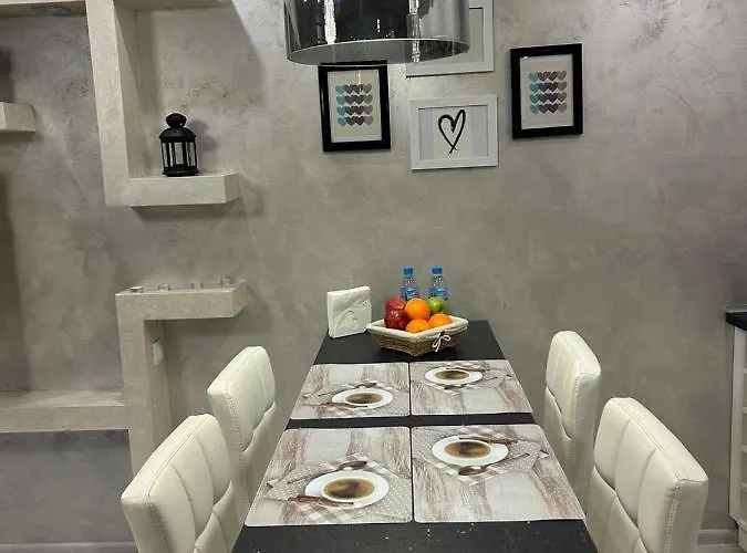 Апартамент Elegant In The Heart Of Old Town *